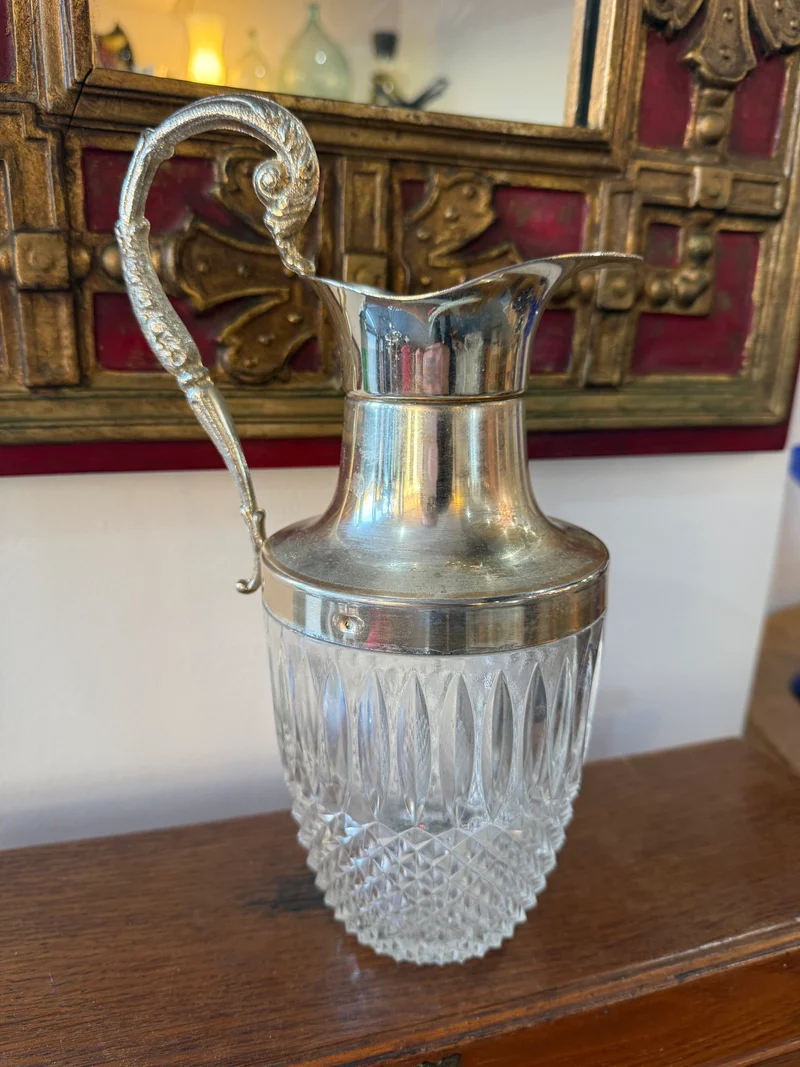 Aiguière en Cristal Taillé & Monture Métal Argenté – Travail Vintage