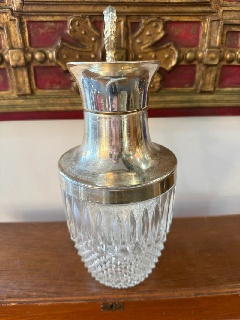 Aiguière en Cristal Taillé & Monture Métal Argenté – Travail Vintage
