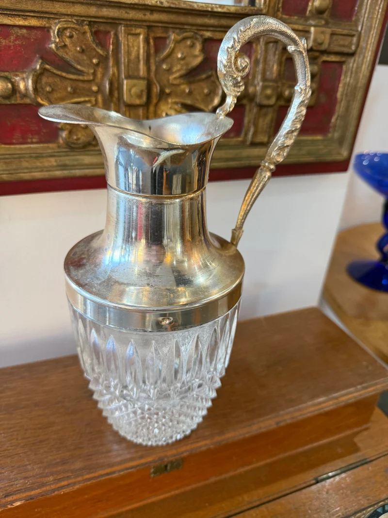 Aiguière en Cristal Taillé & Monture Métal Argenté – Travail Vintage