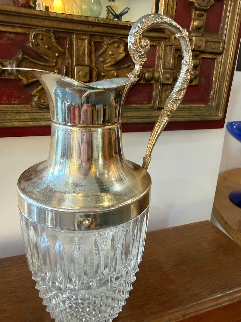 Aiguière en Cristal Taillé & Monture Métal Argenté – Travail Vintage