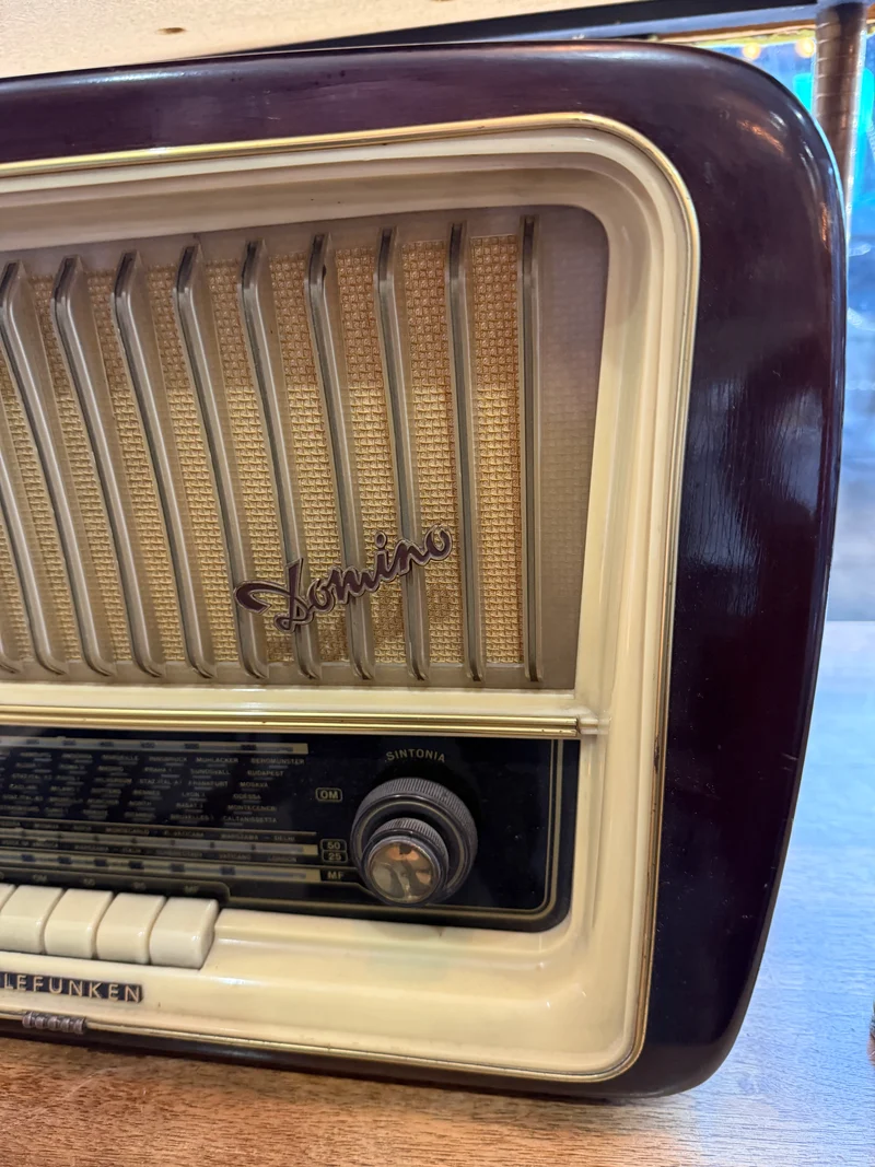 Radio à lampes Telefunken Domino – Bois & Bakélite – Années 50