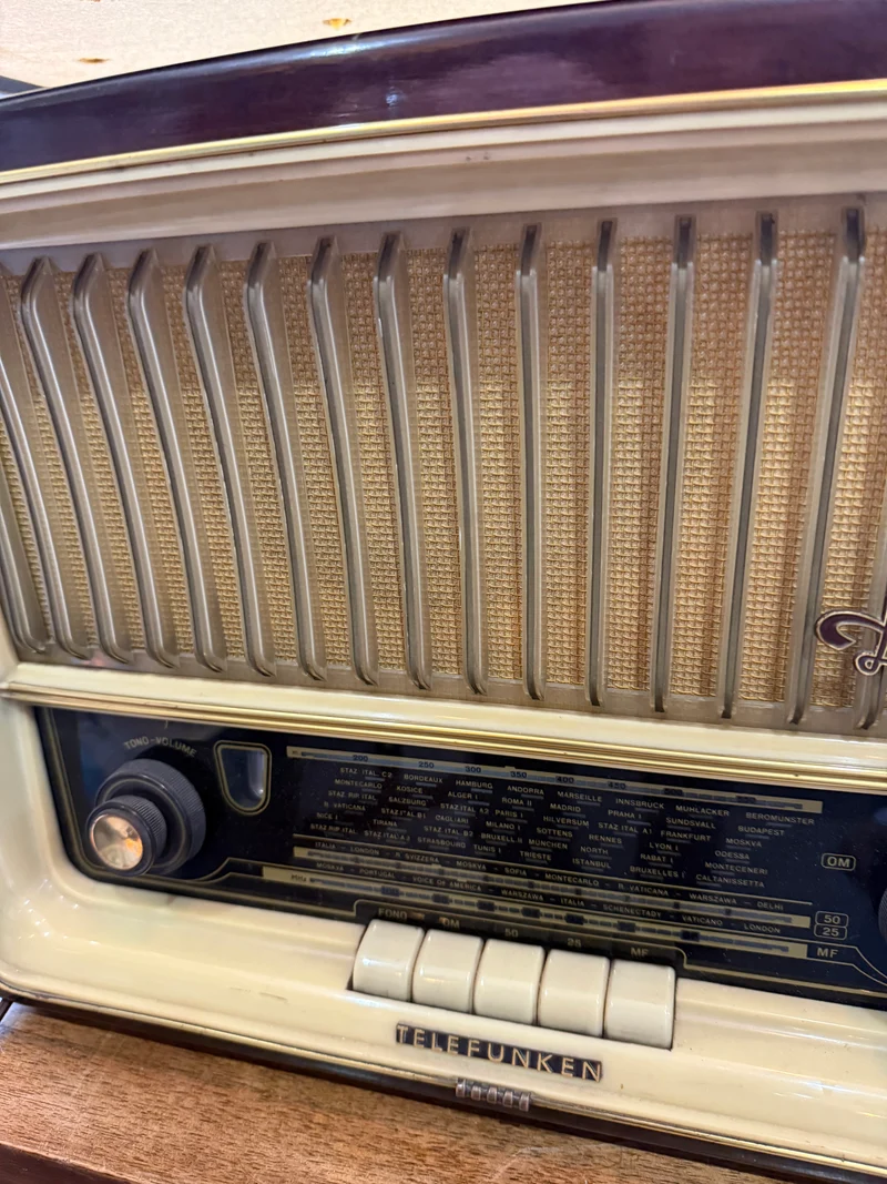 Radio à lampes Telefunken Domino – Bois & Bakélite – Années 50