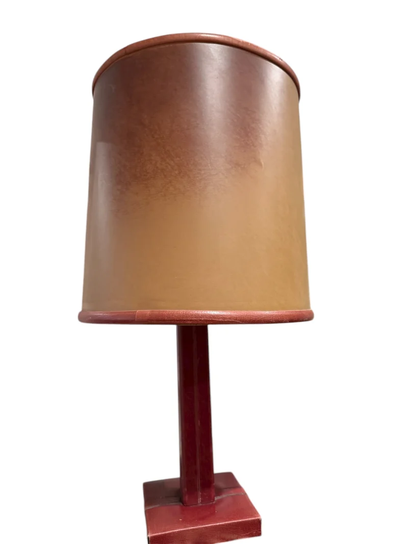 Lampe de table LE TANNEUR en cuir bordeaux – Design français – 65 cm