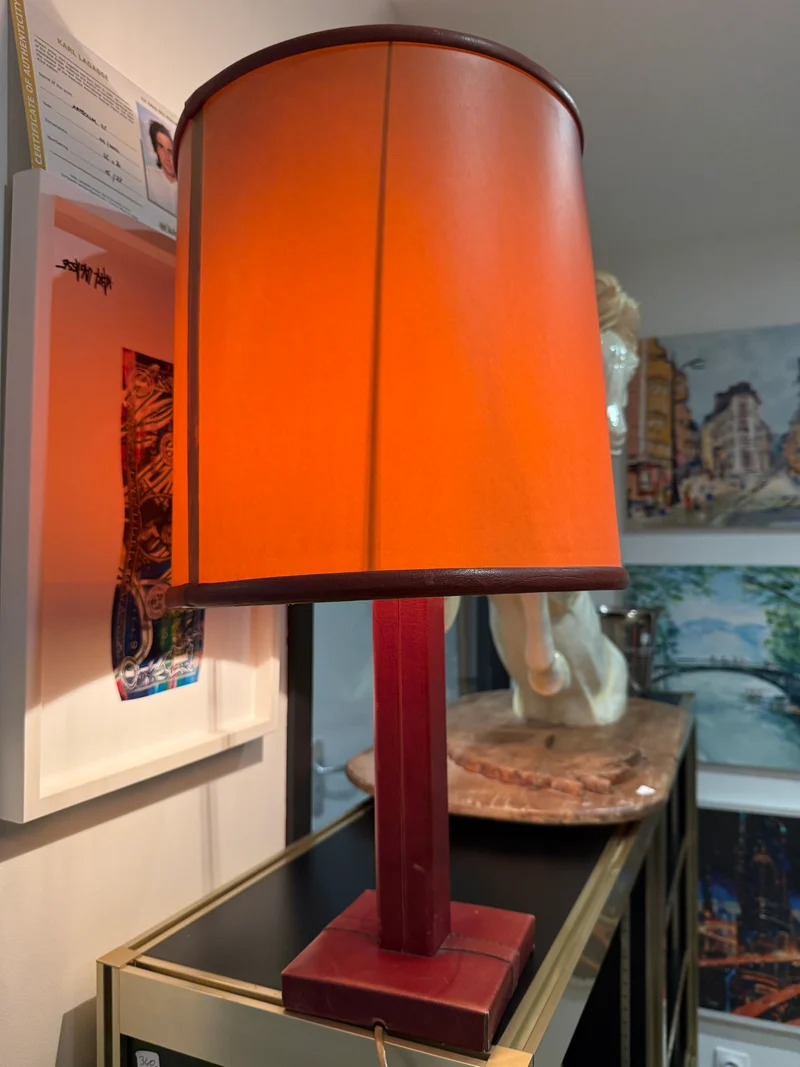 Lampe de table LE TANNEUR en cuir bordeaux – Design français – 65 cm