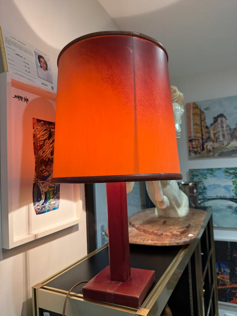 Lampe de table LE TANNEUR en cuir bordeaux – Design français – 65 cm