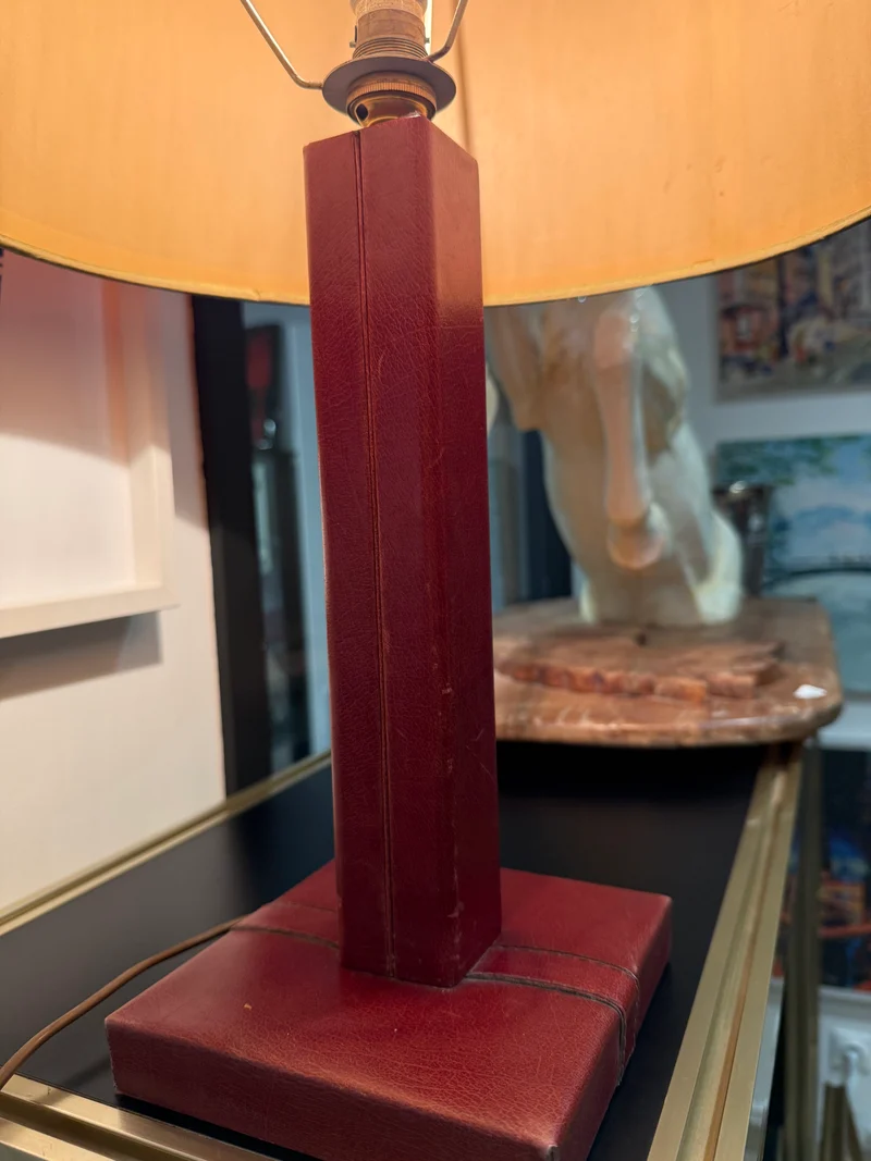 Lampe de table LE TANNEUR en cuir bordeaux – Design français – 65 cm