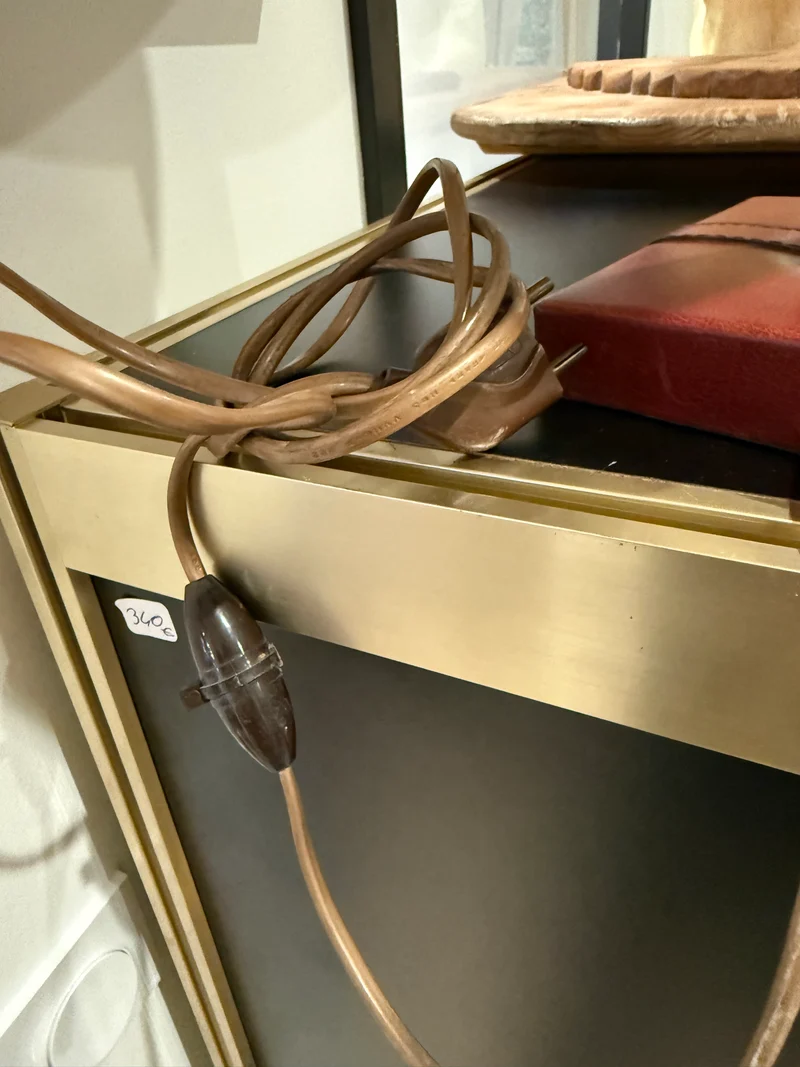 Lampe de table LE TANNEUR en cuir bordeaux – Design français – 65 cm