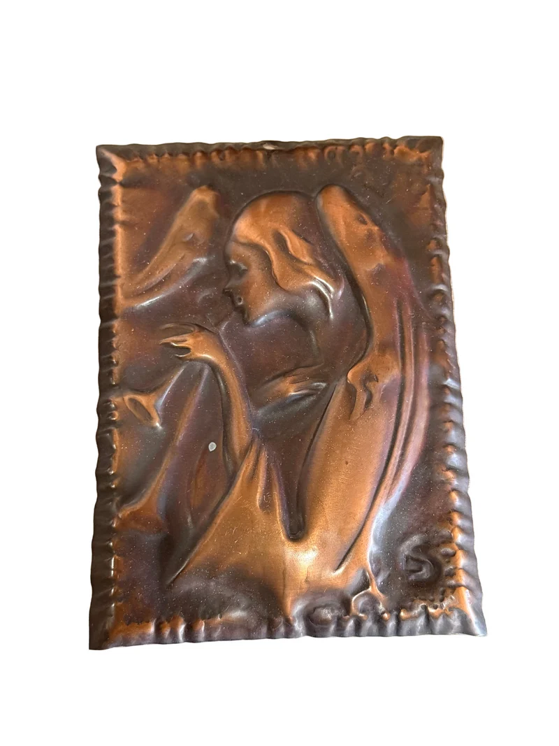 Plaque murale en cuivre repoussé – Laurana, Italie – Figure féminine Art Nouveau