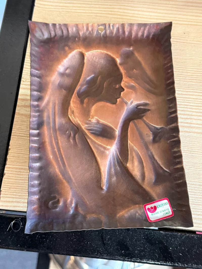 Plaque murale en cuivre repoussé – Laurana, Italie – Figure féminine Art Nouveau