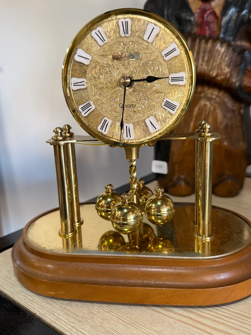 Horloge Schatz sous globe en verre – Balancier rotatif – Années 1980