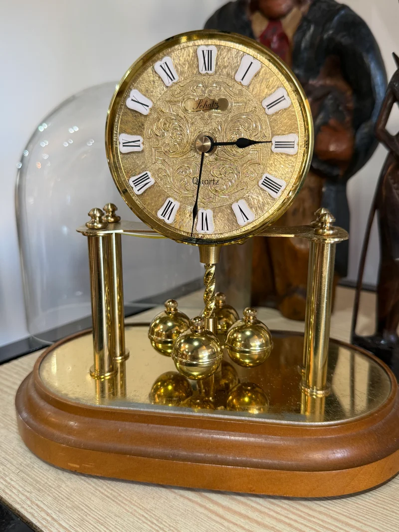 Horloge Schatz sous globe en verre – Balancier rotatif – Années 1980