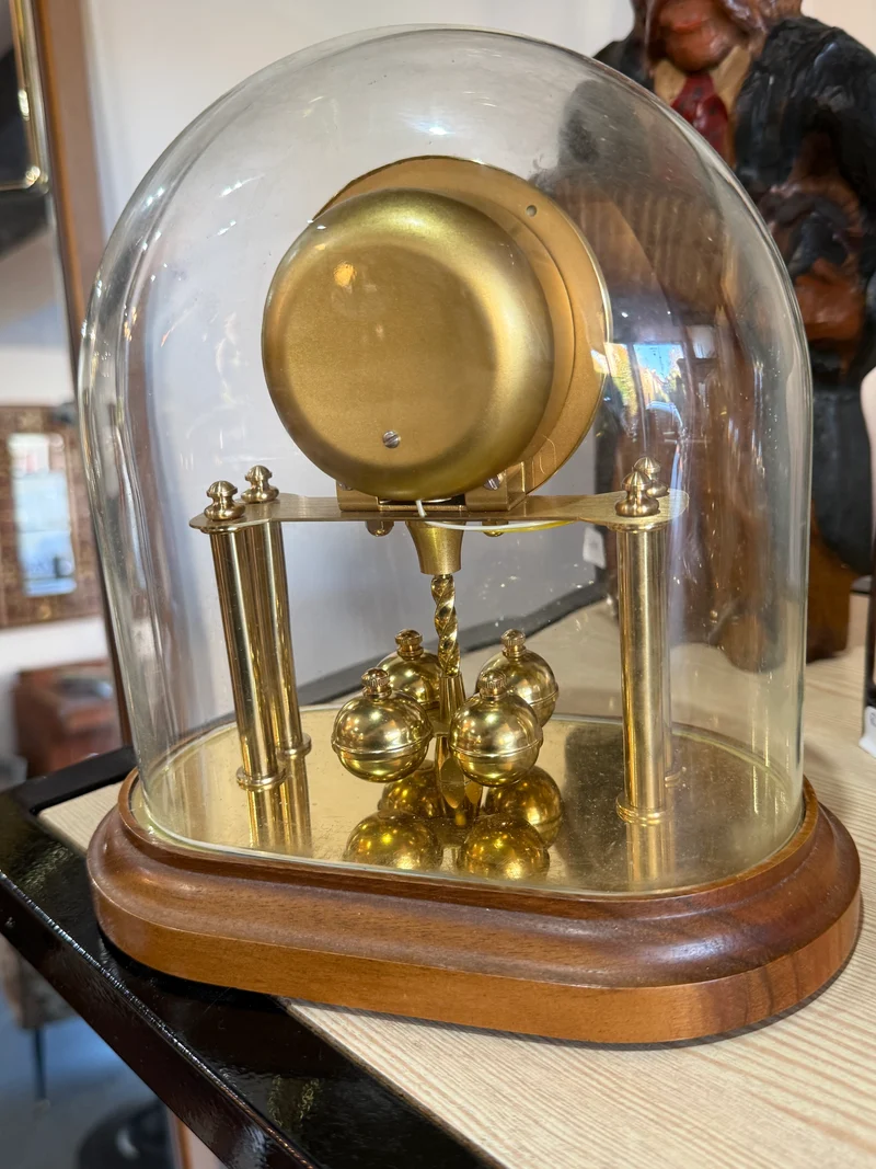 Horloge Schatz sous globe en verre – Balancier rotatif – Années 1980