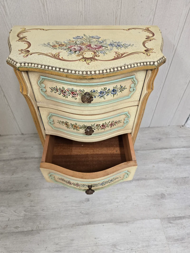 Petite chiffonnier vénitienne florale – Bois laqué & dorure – Vers 1950