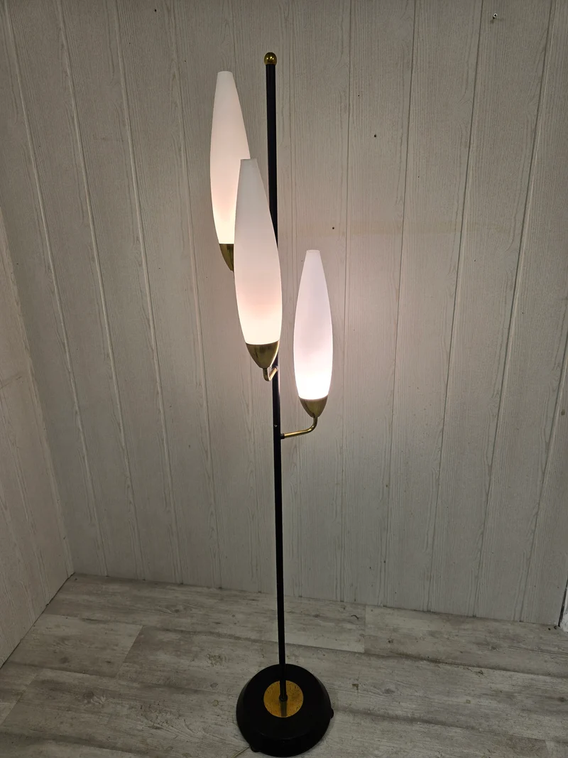Lampadaire tripode vintage – Laiton & opaline blanche – Années 1960