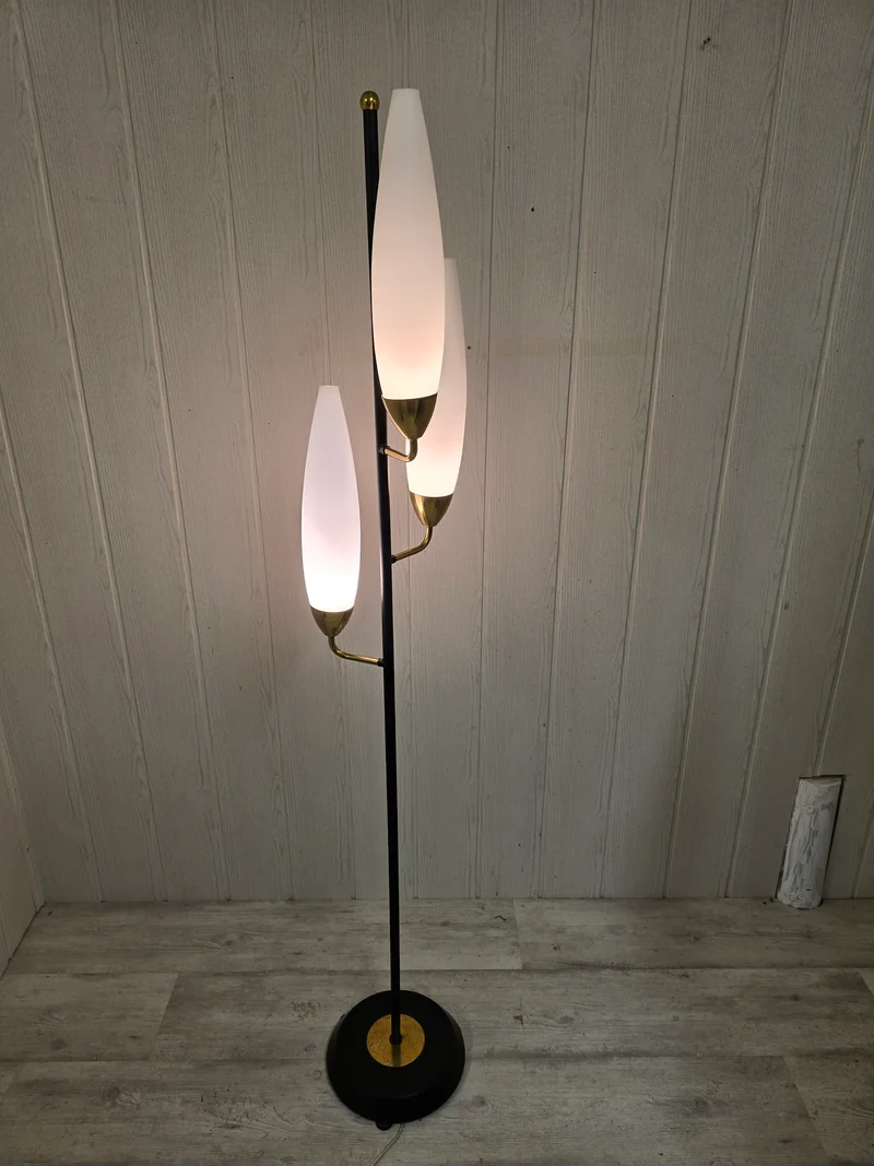 Lampadaire tripode vintage – Laiton & opaline blanche – Années 1960