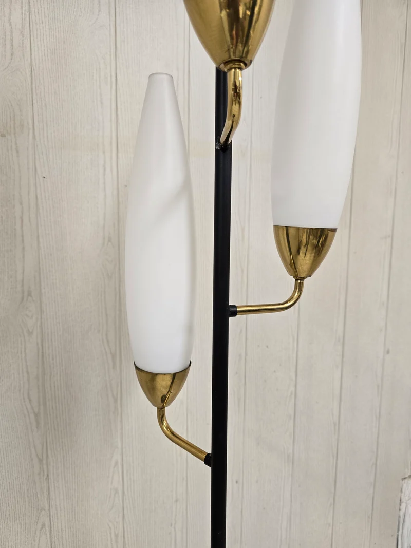 Lampadaire tripode vintage – Laiton & opaline blanche – Années 1960