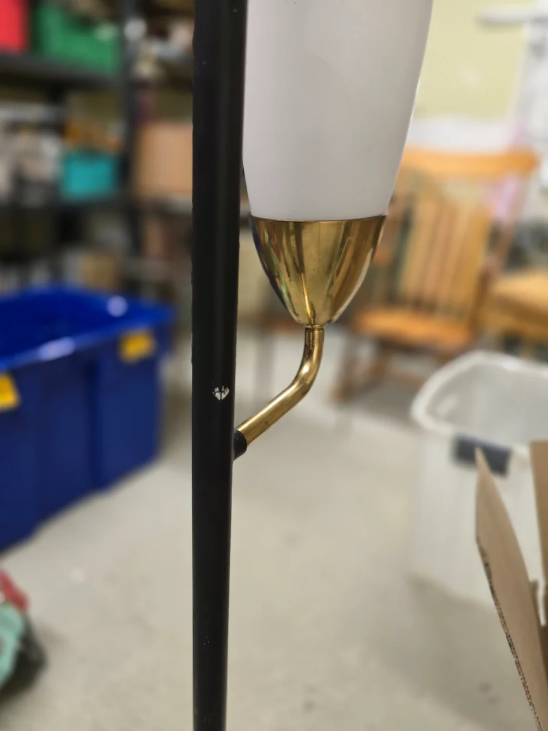 Lampadaire tripode vintage – Laiton & opaline blanche – Années 1960