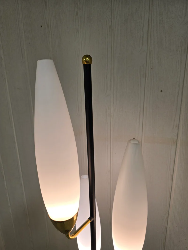Lampadaire tripode vintage – Laiton & opaline blanche – Années 1960