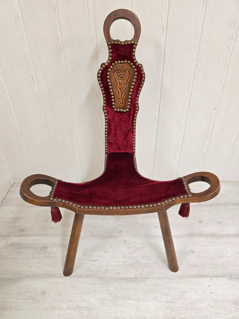 Chaise de style “Savoye / Tyrol” – Bois & velours rouge – Travail artisanal