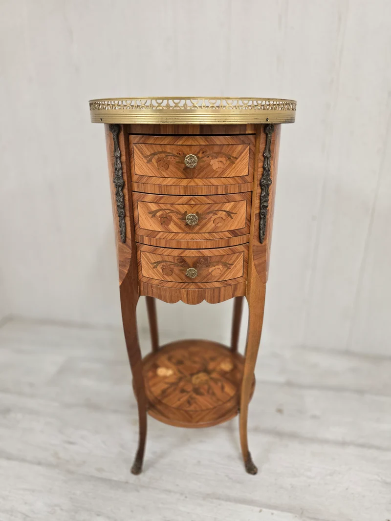 Guéridon marqueté à trois tiroirs – Style Louis XV – Bronze & plateau ajouré