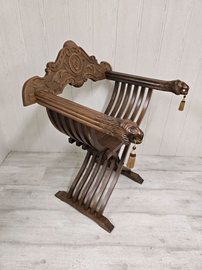 Fauteuil Savonarola décoratif – Bois sculpté – Têtes de lion – Style Renaissance