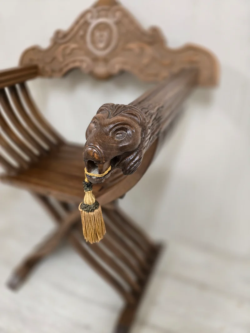 Fauteuil Savonarola décoratif – Bois sculpté – Têtes de lion – Style Renaissance
