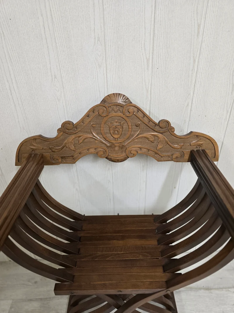 Fauteuil Savonarola décoratif – Bois sculpté – Têtes de lion – Style Renaissance