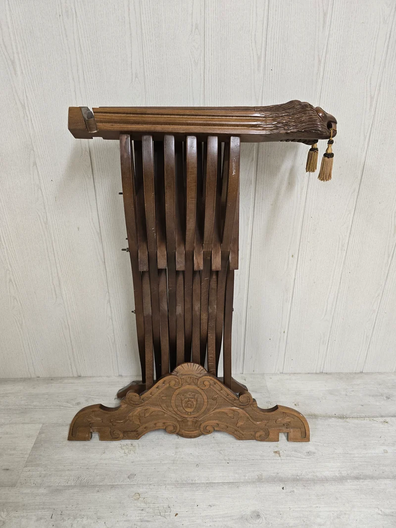 Fauteuil Savonarola décoratif – Bois sculpté – Têtes de lion – Style Renaissance