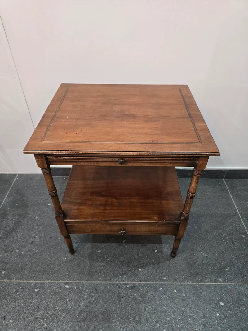 Table de chevet ou bout de canapé en bois – double plateau et tiroir