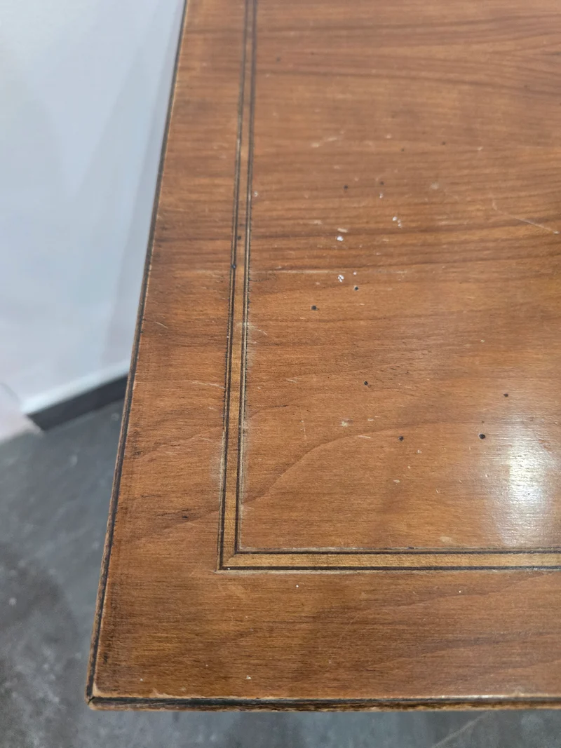 Table de chevet ou bout de canapé en bois – double plateau et tiroir