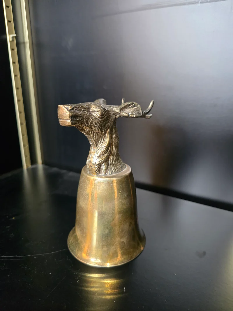 Verre en laiton à motif de cerf – style chasseur