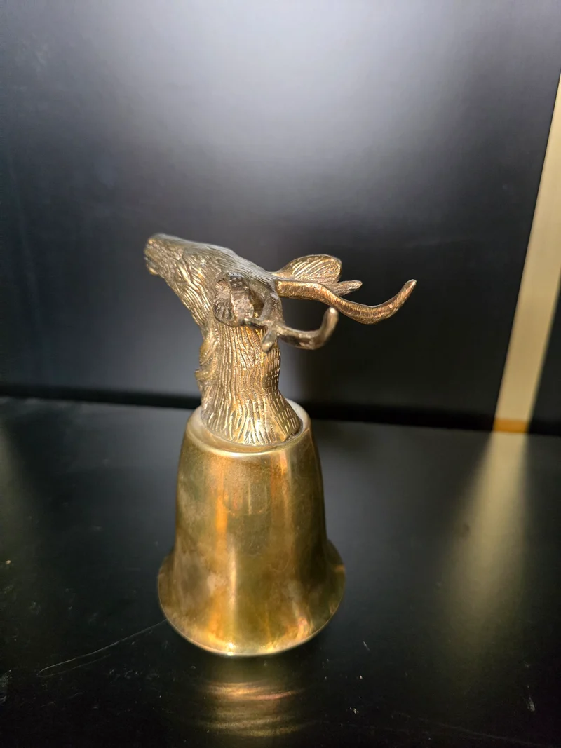 Verre en laiton à motif de cerf – style chasseur