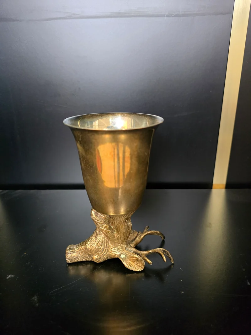 Verre en laiton à motif de cerf – style chasseur