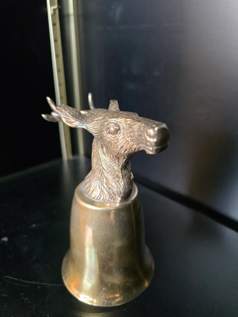 Verre en laiton à motif de cerf – style chasseur
