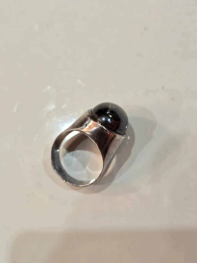 Bague vintage en argent et hématite cabochon