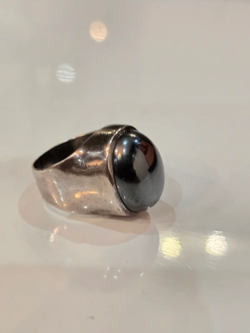 Bague vintage en argent et hématite cabochon