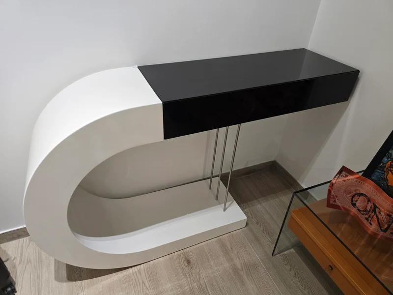 Console design noir et blanc