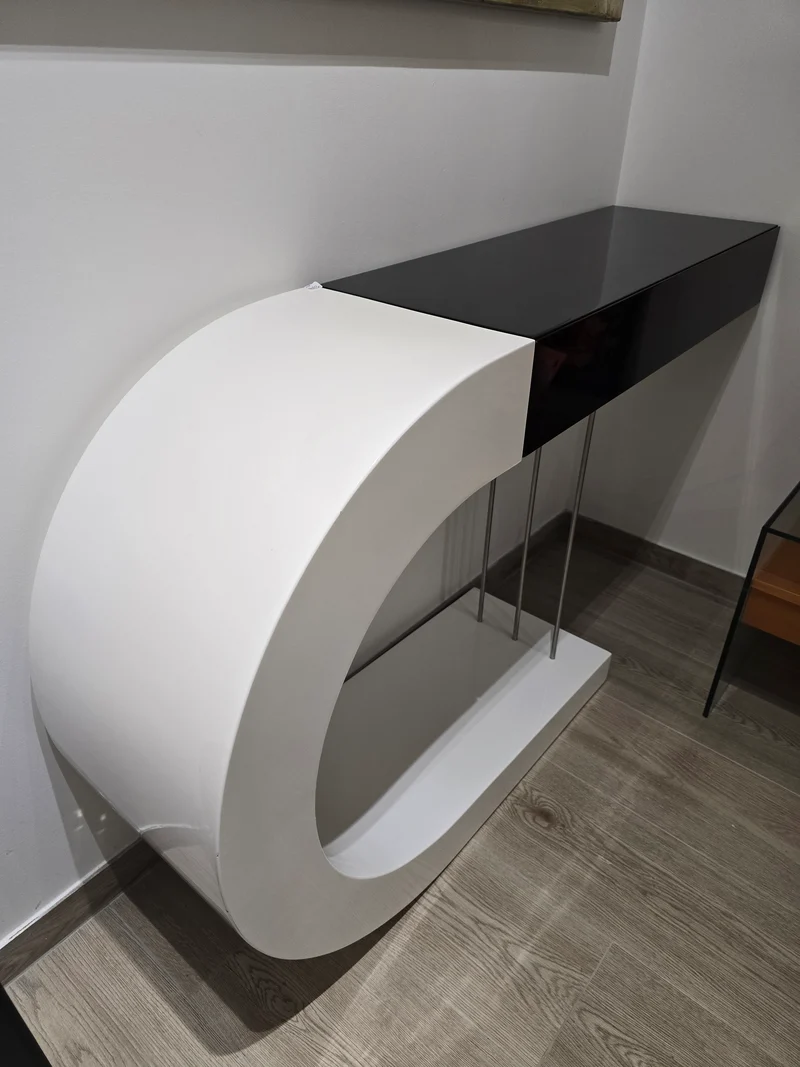 Console design noir et blanc