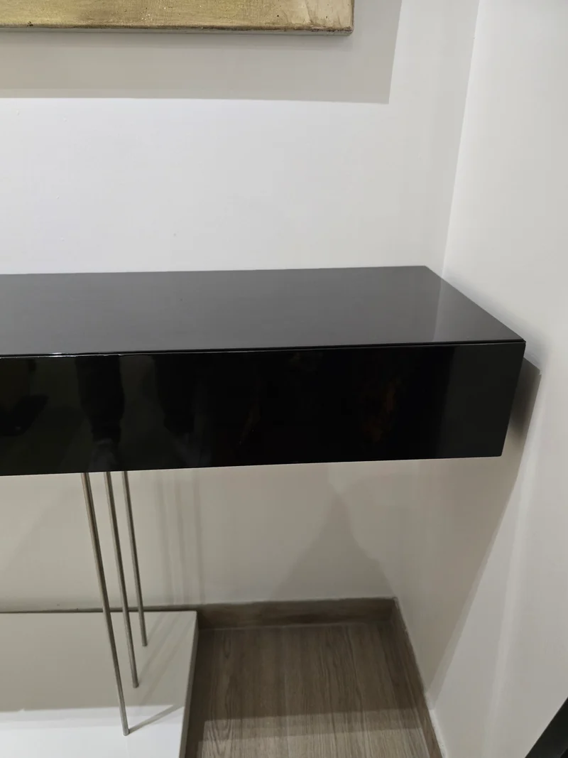 Console design noir et blanc