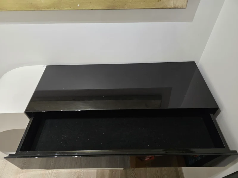 Console design noir et blanc