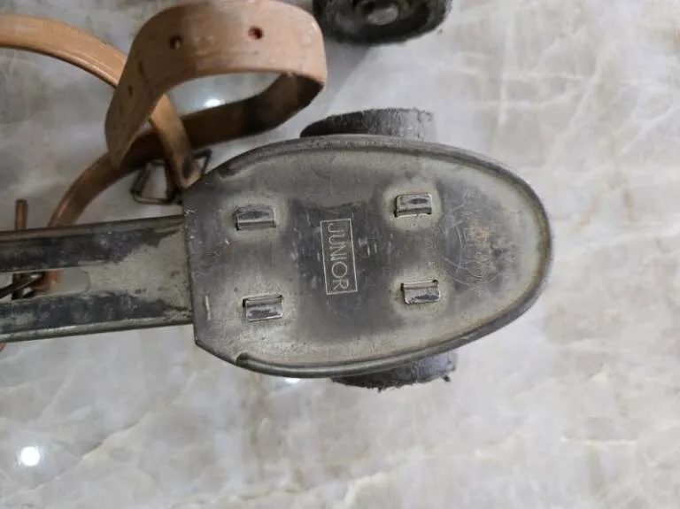 Paire de patins à roulettes vintage Speedy Junior en métal et cuir – Années 50