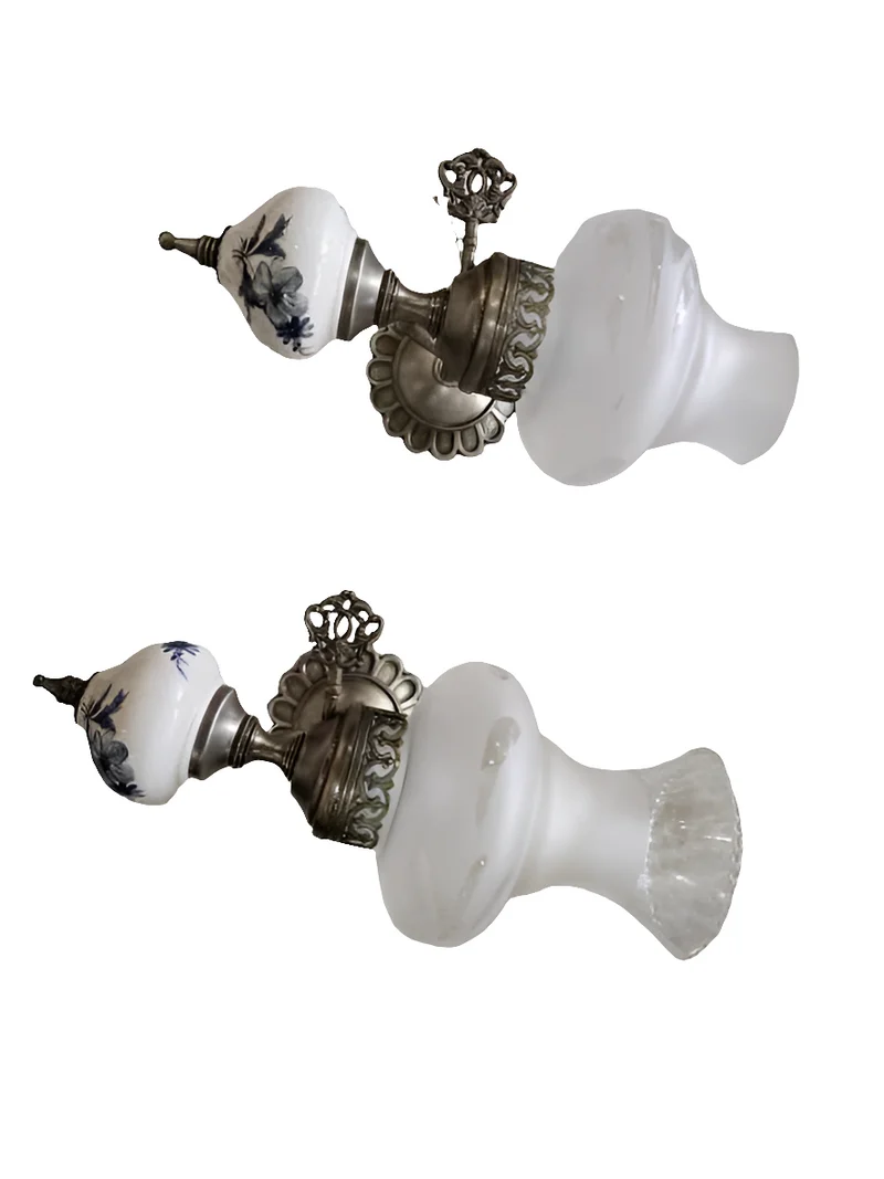Paire d'appliques murales vintage en laiton, porcelaine et verre satiné