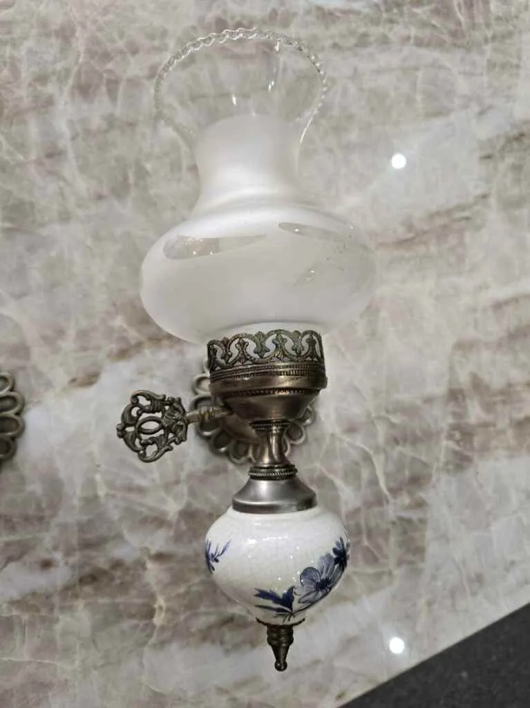 Paire d'appliques murales vintage en laiton, porcelaine et verre satiné