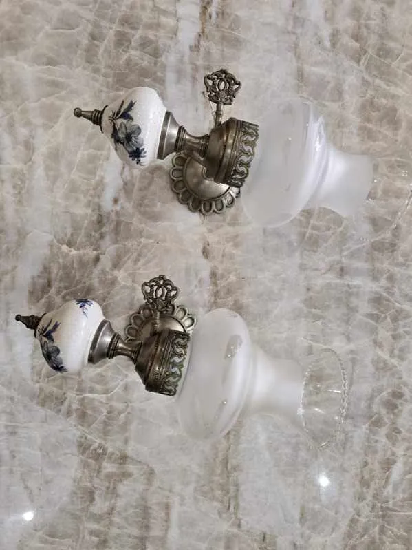 Paire d'appliques murales vintage en laiton, porcelaine et verre satiné
