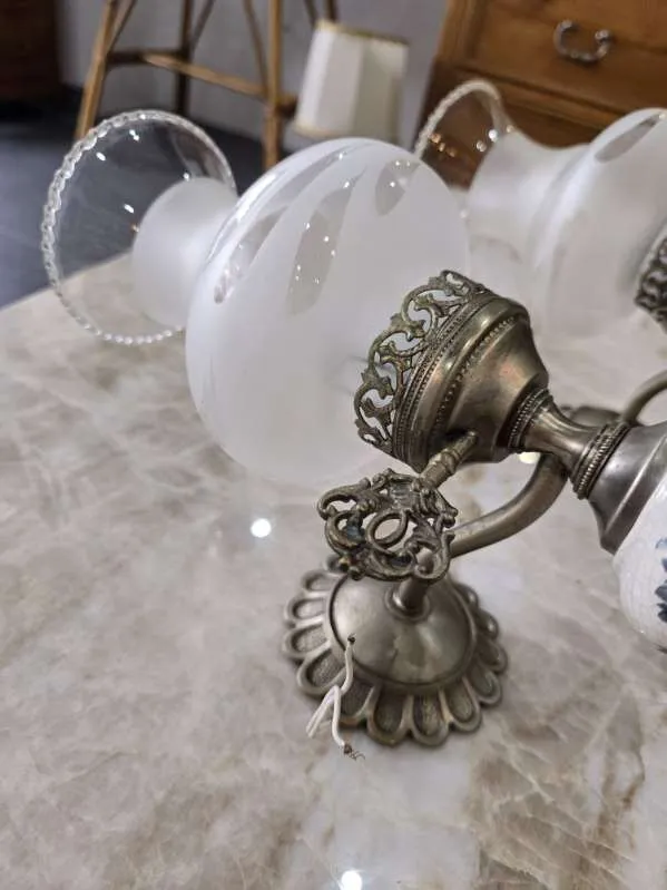 Paire d'appliques murales vintage en laiton, porcelaine et verre satiné