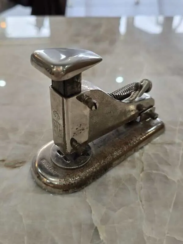 Agrafeuse vintage ELKAR modèle N°1