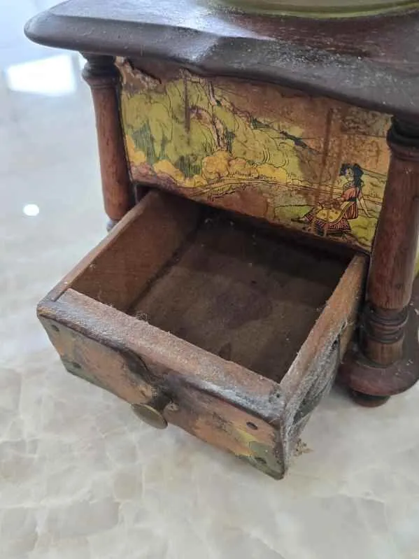 Moulin à café en bois décoré - manivelle et tiroir intégré