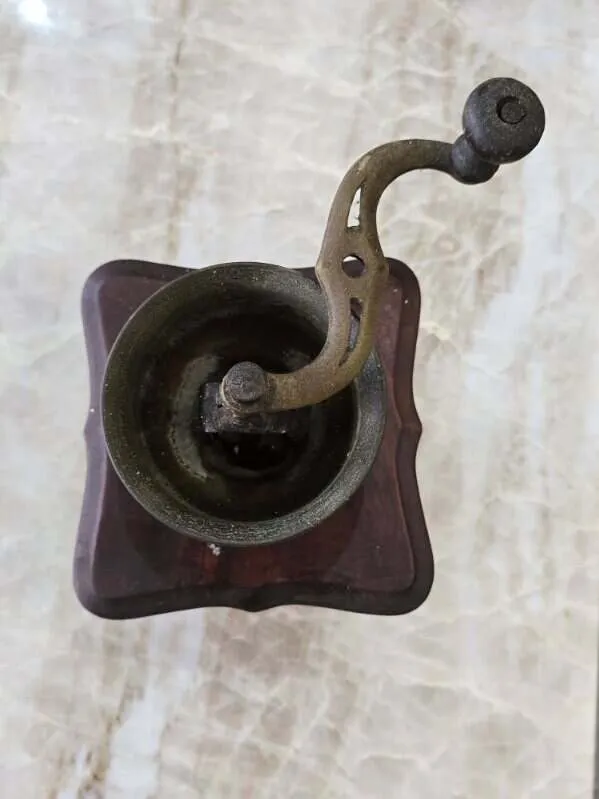Moulin à café en bois décoré - manivelle et tiroir intégré