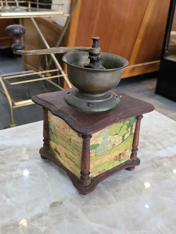 Moulin à café en bois décoré - manivelle et tiroir intégré