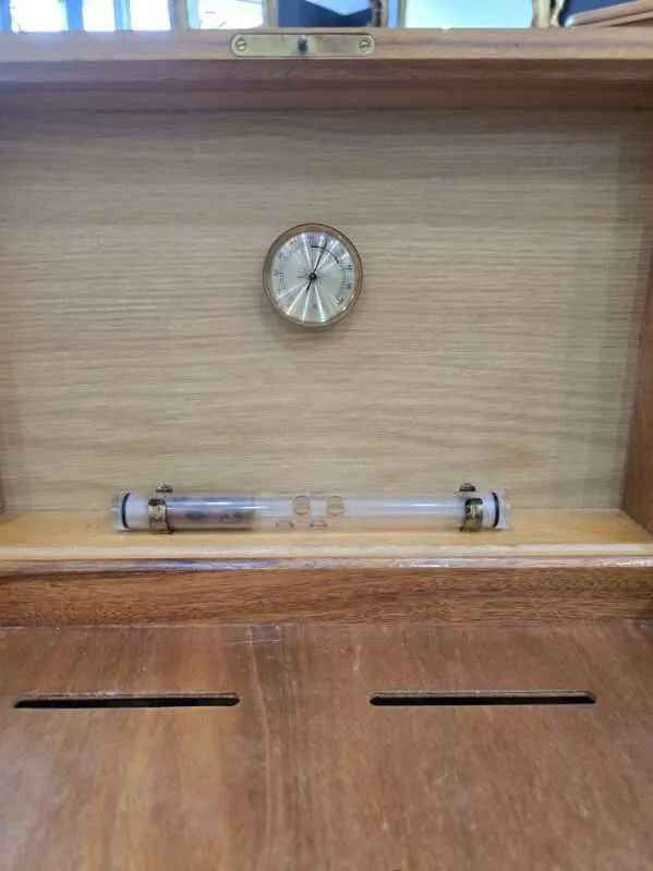 Cave à cigares vintage en bois – Hygromètre intégré et clé